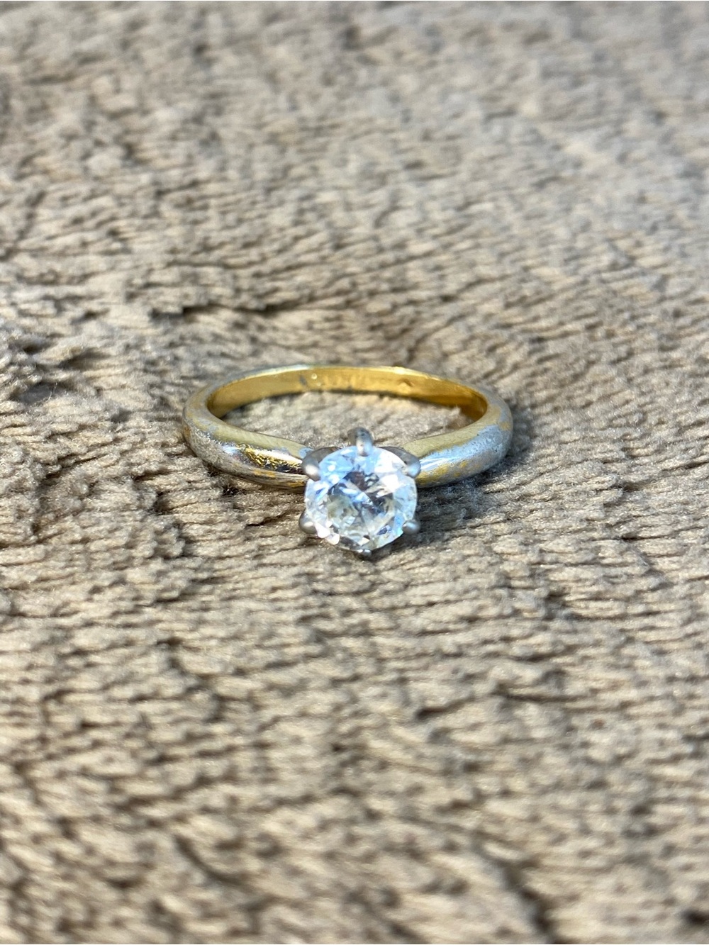 18kt HGE women’s ring size 7.5/8